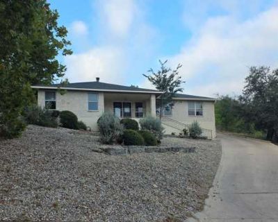 3 Bedroom 2BA 1866 ft Pet-Friendly Apartment For Rent in Kerrville, TX