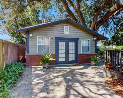 1 Bedroom 1BA Pet-Friendly House Vacation Rental in Bungalow 110, Tampa, FL