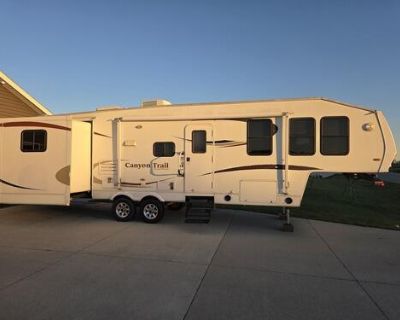 2009 gulf stream canyon trail 31FQBH 5th wheel camper for sale. 2 slides and bunk