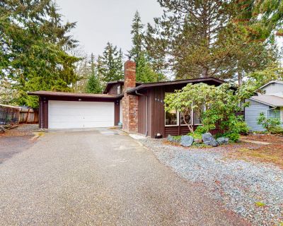 3 Bedroom 1.5BA Pet-Friendly House Vacation Rental in Woodbine Way Retreat, Bellingham,...