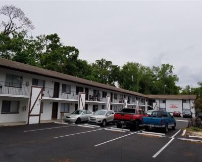 2 Bedroom 1BA 900 ft Apartment For Rent in Daytona Beach, FL