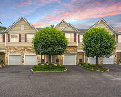 2 Bedroom 2BA 1494 ft Condo For Sale in Bay Shore, NY
