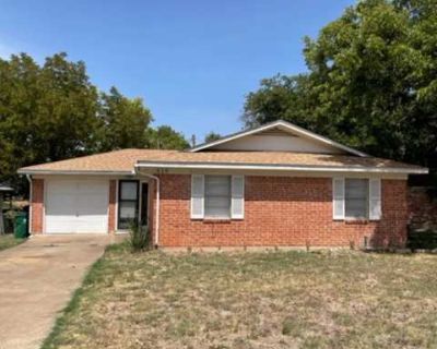 3 Bedroom 1BA 1116 ft Pet-Friendly Apartment For Rent in Beverly Hills, TX