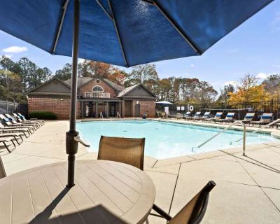 3 Bedroom 3BA 1256 ft Furnished Pet-Friendly Apartment For Rent in Gainesville, GA