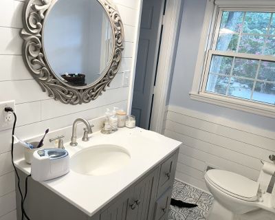 10 min to downtown Greenville, 3 miles to Haywood Mall. Less than an hour to the Blue Ridge Mountains & several beautiful lakes. Amazingly beautiful 50-minute drive through the mountains to Asheville, NC. 3 to 4 hours to the ocean.1972, 3-bedroom single level cottage on a quiet friendly neighborhood. Just a few steps up into entrance. Keyless entry. One 144 sq. ft. bedroom available with privat...