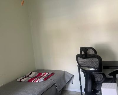 Private room with shared bathroom in a House with 4 roomies