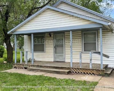 2 Bedroom 1BA 720 ft Pet-Friendly Apartment For Rent in Newton, KS