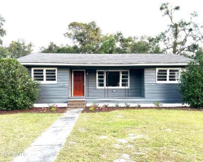 2 Bedroom 1BA 968 ft Furnished Apartment For Rent in Long Beach, MS