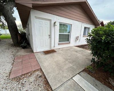 2 Bedroom 1BA Condo For Rent in Palmetto, FL