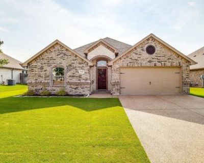 3 Bedroom 2BA 2 ft Single Family Residence For Sale in Benbrook, TX