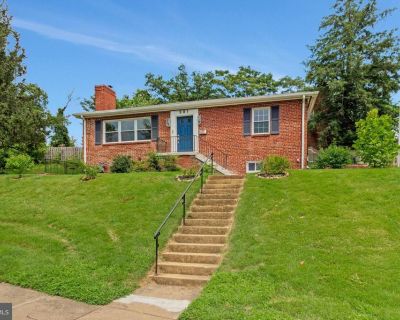 3 Bedroom 3BA 999 ft Apartment For Rent in Alexandria, VA