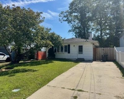 102 Southaven Ave. Welcome to this 3-bedroom, 1-bath home - perfect for comfortable, everyday living. The home features beautiful hardwood floors in the main living areas and carpet in the bedrooms. Enjoy the convenience of an in-unit washer and dryer, a private driveway for easy parking, and a fully fenced yard.. 3 Bedroom. 1 Bathroom. 1050 ft