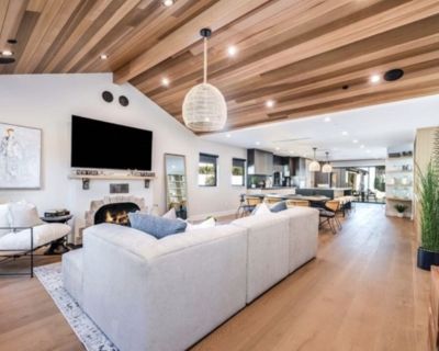 622 N La Jolla. Luxuriously Furnished Designer Home with Pool, Outdoor Kitchen Sauna. Experience the ultimate in California indoor-outdoor living in this exquisitely remodeled, fully furnished residence. Thoughtfully designed with high-end finishes and elegant furnishings, this gated home offers an expansive open floor plan with soaring ceilings and abundant natural light. Enjoy seamless flow t...