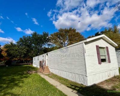 3 Bedroom 2BA 1120 ft Pet-Friendly Apartment For Rent in Middlebury, IN