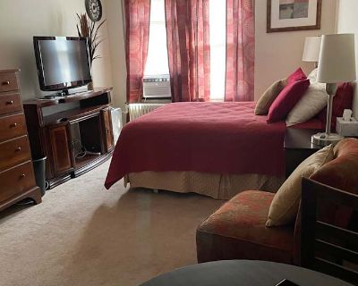 Private room with shared bathroom in a House with 4 roomies, Peoria, IL 61606