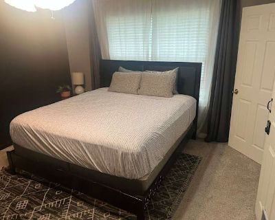 Available on: now. Furnished. Pet friendly. Parking available * Internet included * Accessible property * Cat friendly * Dog friendly * Students welcome * 40+ years welcome Bradyn will require background checks for this room Learn more. Beautiful master bedroom with a king size bed and big bathtub/standing shower. Clean and quiet environment.. Rent $1,000 per month Bills Not included Security d...