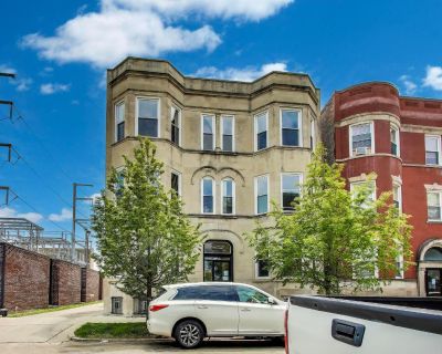 737 E 50th Street # 4. Property for Rent in Chicago, IL for $2,900 with 4 bedrooms and 4 full baths. This 2,412 square foot property was built in 1898.. Beautifully updated 4 bedroom 4 bathroom 2,400+ square foot penthouse condo in PRIME Bronzeville featuring a living room and dining room, a gas fireplace in the living room, an open floor plan, skylights, hardwood floors, remodeled eat-in kitch...