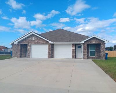 3 Bedroom 2BA 1350 ft Pet-Friendly Apartment For Rent in Carl Junction, MO