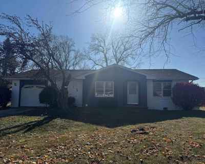 3 Bedroom 2BA 968 ft Single Family House For Sale in Syracuse, IN