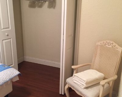 Quiet room in house 5min to beach (Has a House). Room in the 1 Bedroom 1BA Pet-Friendly House...