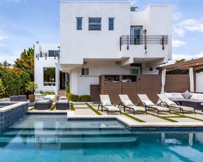 808 N LA Jolla Ave. Escape into the ultimate luxury oasis in the highly sought-after West Hollywood neighborhood. This fully furnished, fully accessorized organic modern retreat offers an optimal living experience for both short and long-term stays. Located in a prime location west of Fairfax and north of Melrose, this property puts you within walking distance of the areas most popular restaura...