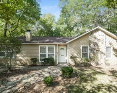 3 Bedroom 2BA 1500 ft Pet-Friendly Apartment For Rent in Cobb County, GA