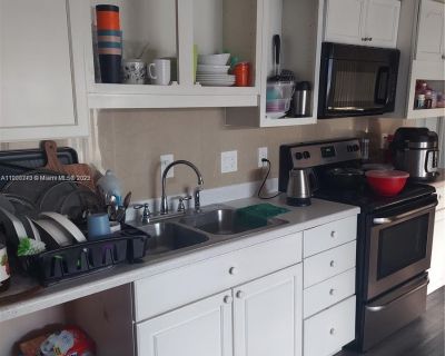 2 Bedroom 1BA 967 ft Apartment For Rent in Dania Beach, FL