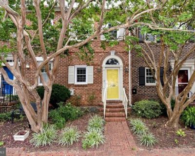 515 Tobacco Quay. In the heart of charming Old Town Alexandria. This stunning townhome with your own private parking spot has one bedroom, and one and a half bath. renovated kitchen with high-end stainless-steel appliances, custom white cabinetry, and gorgeous granite countertops. large living room, with high ceilings, and a wood-burning fireplace, glass doors leading to a large private fenced ...