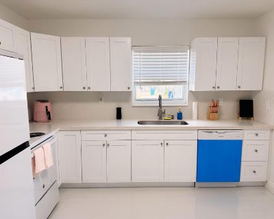 Furnished Room for Rent - Miami Home, a 2 minute walk to transit stop 146 St