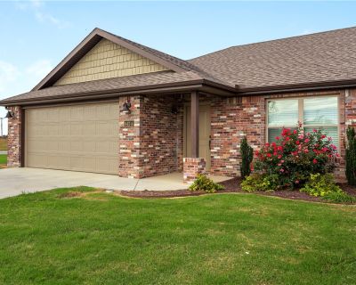 1402 Winter Avenue. Property for Rent in Centerton, AR for $1,400 with 3 bedrooms and 2 full baths. This 1,200 square foot property was built in 2019 on a lot size of 0.1.. Great townhome in a desirable location. Granite countertops with stainless appliances including a fridge.. Fencing None Parking Features Attached Garage Lot Features None Lot Size Area 0.1 Building Area Total 1200 Lot Size A...
