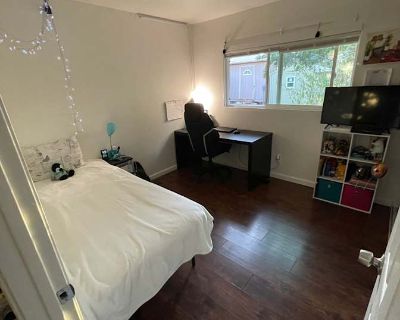 Available on: now. Unfurnished. Parking available * Students welcome * 40+ years welcome. Hi, welcome to this peaceful home. One private room with a shared bathroom is available in Rincoln Valley, Santa Rosa. The rent is $890 per month, and you should pay utilities.($150+) We are looking for a person who do not Smoke, Drug, Heavy Alcohol, and have no pets. Cleaning service fee: around $20~$30 p...