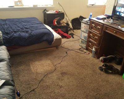 Studio apartment in Cap Hill! Less than $1000 a month!