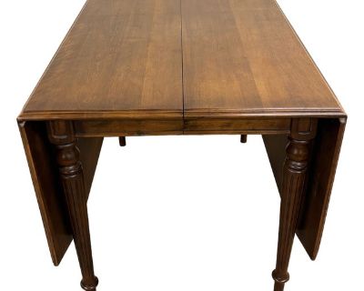 This is a beautiful and rare vintage Ethan Allen American Traditional solid birch and maple drop leaf Sheraton or Federal style dining table with two drop leaves 10-6014 and 10-6073. Opens to accept a center leaf, but one is not included. Cannot seem to figure out how the drop leaves remain up on this one. Reflected in price. Solid and sturdy, with cosmetic imperfections consistent with age. Di...