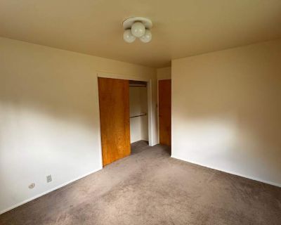 Private room with own bathroom in a House, South Ogden, UT 84403