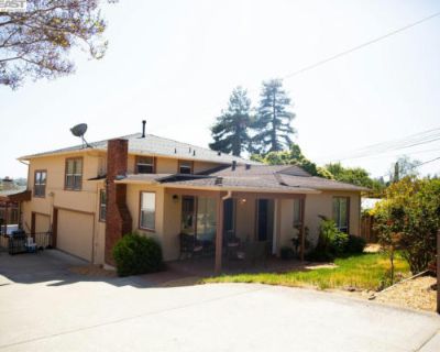 2700 ft Duplex For Sale in Castro Valley, CA