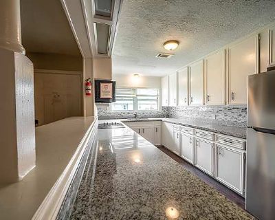 Available on: now. Furnished. Parking available * Internet included * Students welcome * 40+ years welcome PadSplit will require background checks for this room Learn more. Private Rooms in Pasadena starting from $133/week A newly-renovated PadSplit conveniently located at the heart of Pasadena. This Padsplit is located in proximity to top employers such as Exxon Mobil, Phillips 66, Kinder Morg...