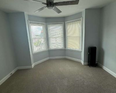 Private room with shared bathroom in a Townhouse with 2 roomies