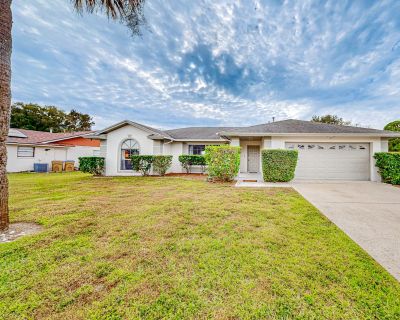 3 Bedroom 2BA Pet-Friendly House Vacation Rental in Peace by the Pond, Kissimmee,...