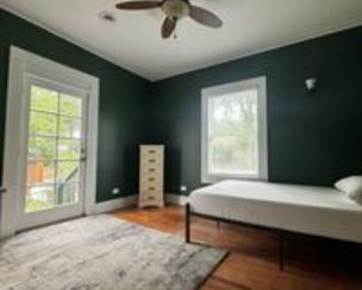 Newly-renovated & comfortable Marietta Duplex / Multiplex with Living room