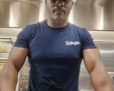 Hello, I'm a cook for a restaurant . I'M very easy to get along with. I enjoy technology and peace.