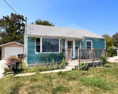 3846 48th Pl. Everyone is welcome to explore the business and cultural opportunities in diverse, friendly Des Moines. In unit laundry Hardwood floors Dishwasher Pet friendly Garage Stainless steel Unit Amenities air conditioning dishwasher extra storage hardwood floors in unit laundry microwave range refrigerator stainless steel Property Amenities cats allowed dogs allowed pet friendly concierg...