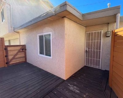 1 Bedroom 1BA 725 ft Pet-Friendly Apartment For Rent in Ventura, CA