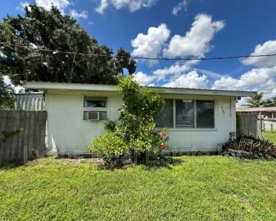 1 Bedroom 1BA 700 ft Pet-Friendly Apartment For Rent in Palmona Park, FL