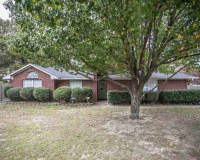 Private room with shared bathroom in a House with 4 roomies, Lindale, TX 75771