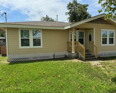 3 Bedroom 2BA 1036 ft Single Family Detached House For Rent in Houston, TX