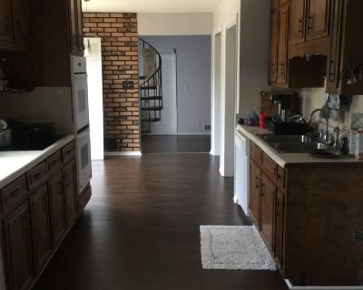 Room for rent in 4 bds/3ba house