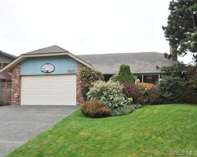 3 Bedroom Home Near Uvic student rental