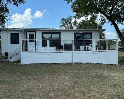 3 Bedroom 2BA 1700 ft Single Family Home For Rent in Kingsland, TX