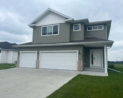 4 Bedroom 2.5BA 1998 ft Pet-Friendly Apartment For Rent in Fargo, ND