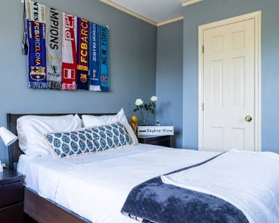 Private room with shared bathroom in a House with 2 roomies